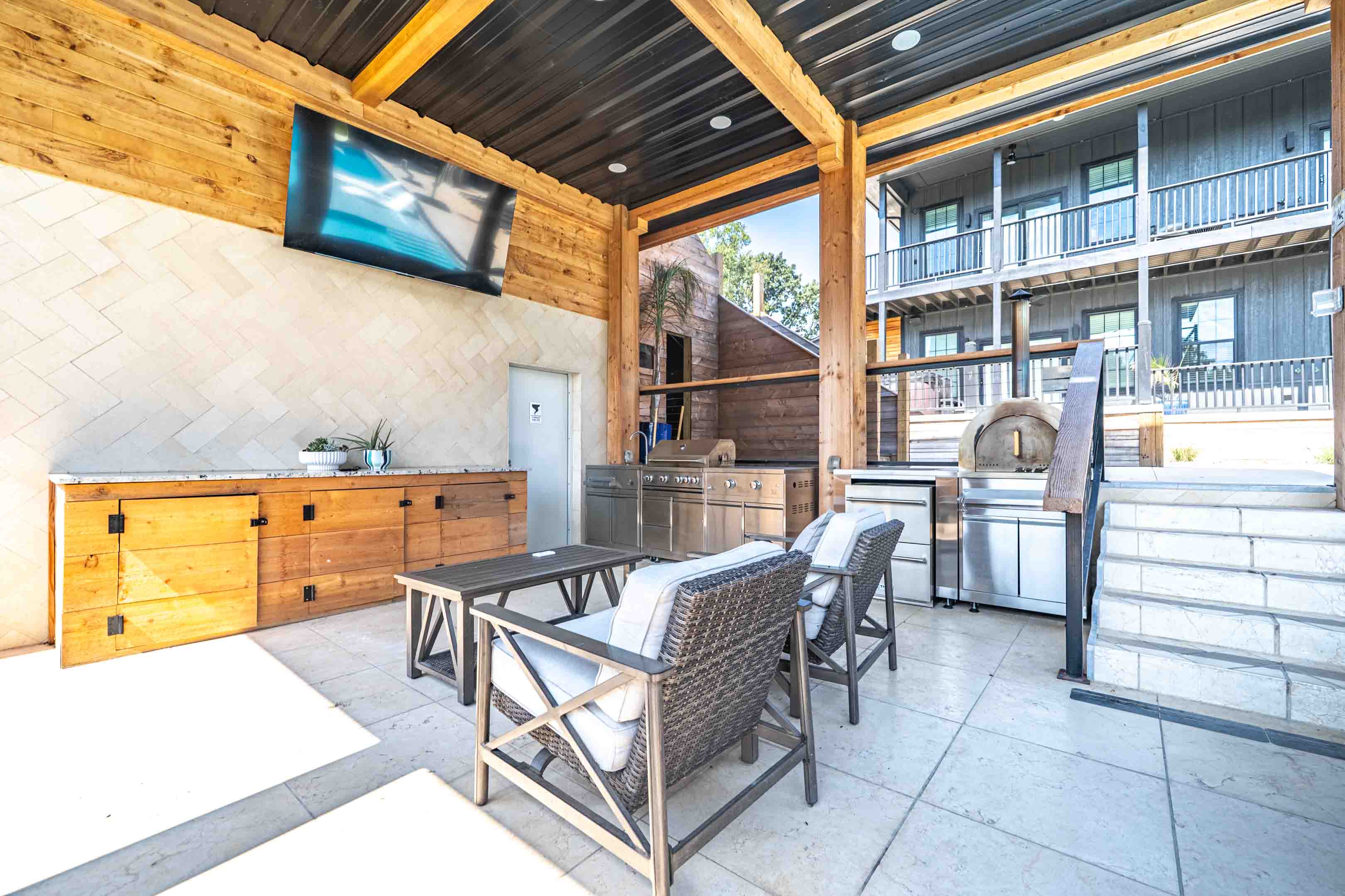 Outdoor kitchen with pizza oven